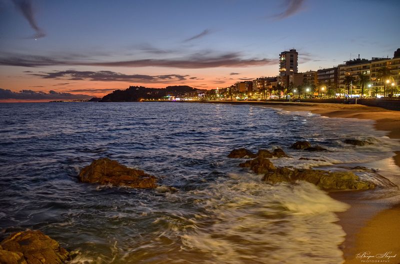 вечер, море, город, закат, волна, прибой, небо, облака Вечерний город у моряphoto preview