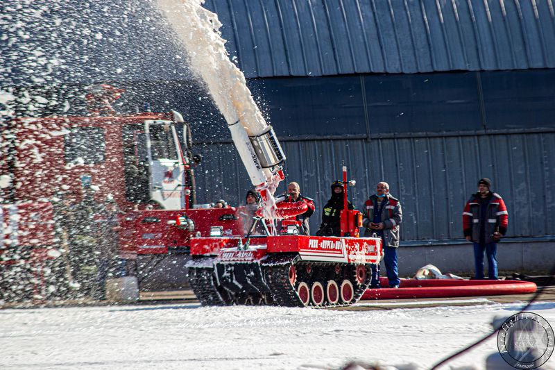 мчс, пожар, пожарные, огнетушитель, огонь, порошок, fire, firefighter, работа, пламя, тушение, россия   фото превью