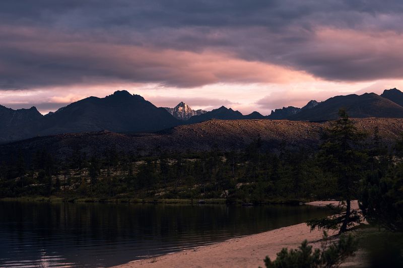 Колыма, озеро Джека Лондона, пейзаж, закат, Магадан, горы Хребет большой Аннгачакphoto preview