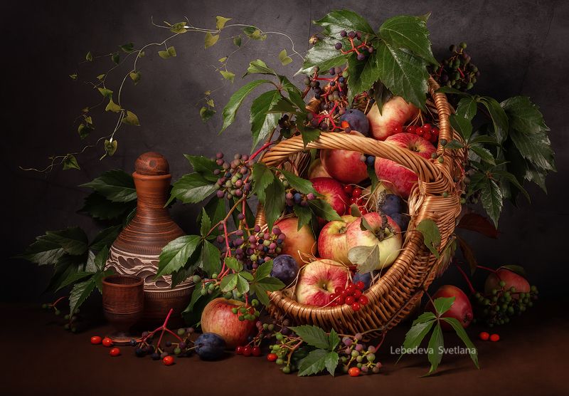 корзина,фрукты,яблоки С яблоками и девичим виноградомphoto preview