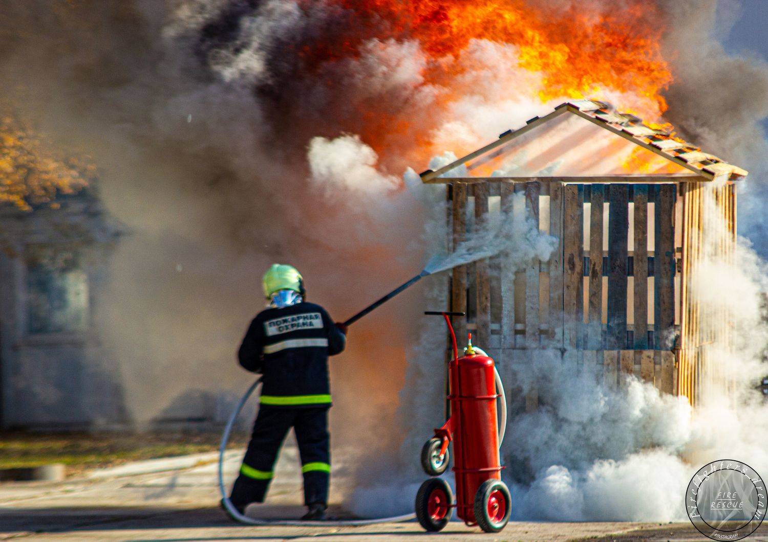 Автор: Сергей Лашнев мчс, пожар, пожарные, огнетушитель, огонь, порошок, fire, firefighter, работа, пламя, тушение, россия , Сергей Лашнев