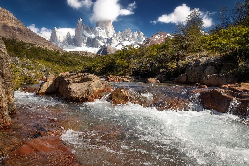 Красная река и гора в шапочкеphoto preview