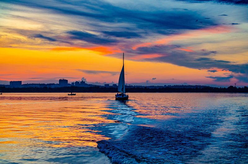 пейзаж, вода, река, закат, облака, небо, волны, яхта, парус, лодка Закат над рекойphoto preview