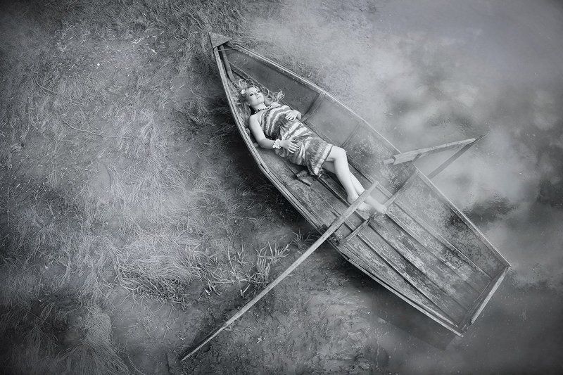 девушка в лодкеphoto preview