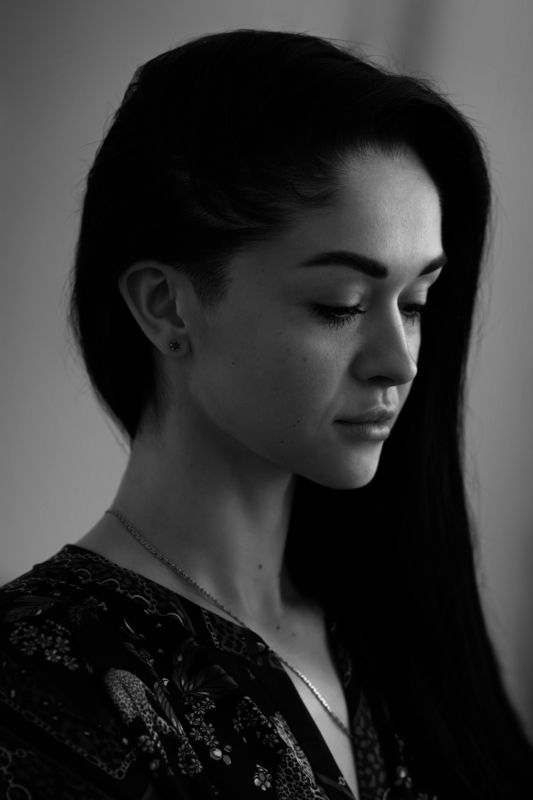 Женя закрыла глазаphoto preview