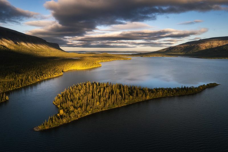 россия, мурманская область, кольский полуостров, ловозеры, заполярье, осень, природа, пейзаж, лесотундра, осень, рассвет, отражение, озеро Слон в удавеphoto preview
