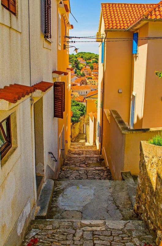 улица, фасад, дом, мощение, город, средиземноморье, солнце, день Где-то в Хорватииphoto preview