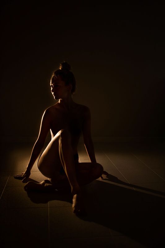 Женщина,  девушка, свет, темнота, портрет Хрупкостьphoto preview