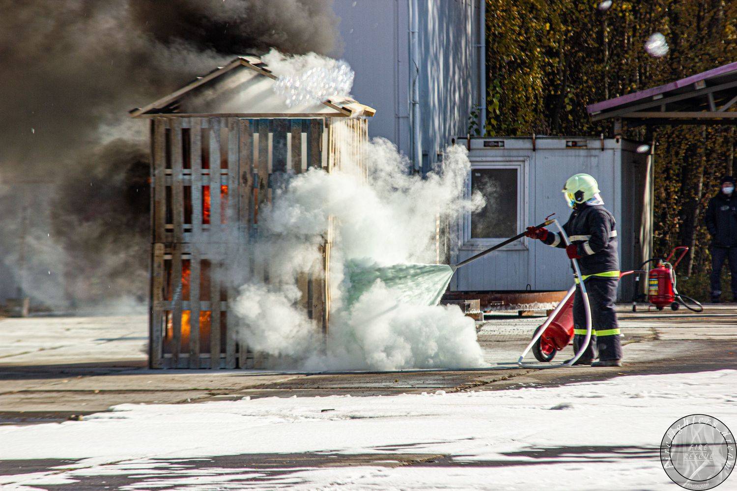 Автор: Сергей Лашнев мчс, пожар, пожарные, огнетушитель, огонь, порошок, fire, firefighter, работа, пламя, тушение, россия , Сергей Лашнев