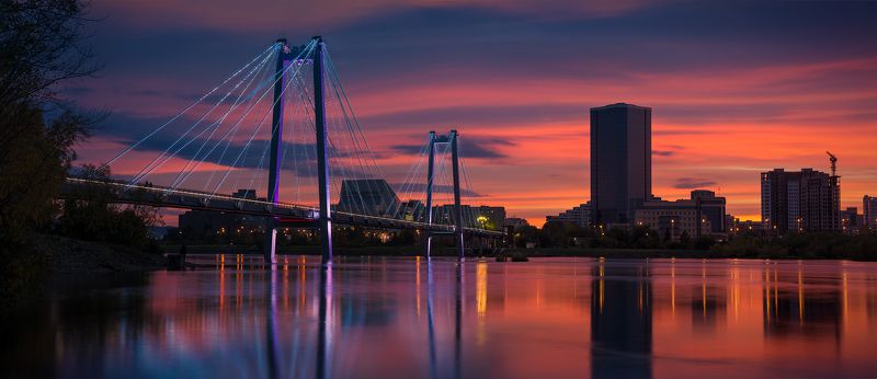 пейзаж, природа, город, архитектура, красноярск, енисей, сибирь, мост, вантовый, подсветка, берег, набережная, свет, краски, отражения, река, закат, большой, высокий, небоскреб Город на Енисееphoto preview