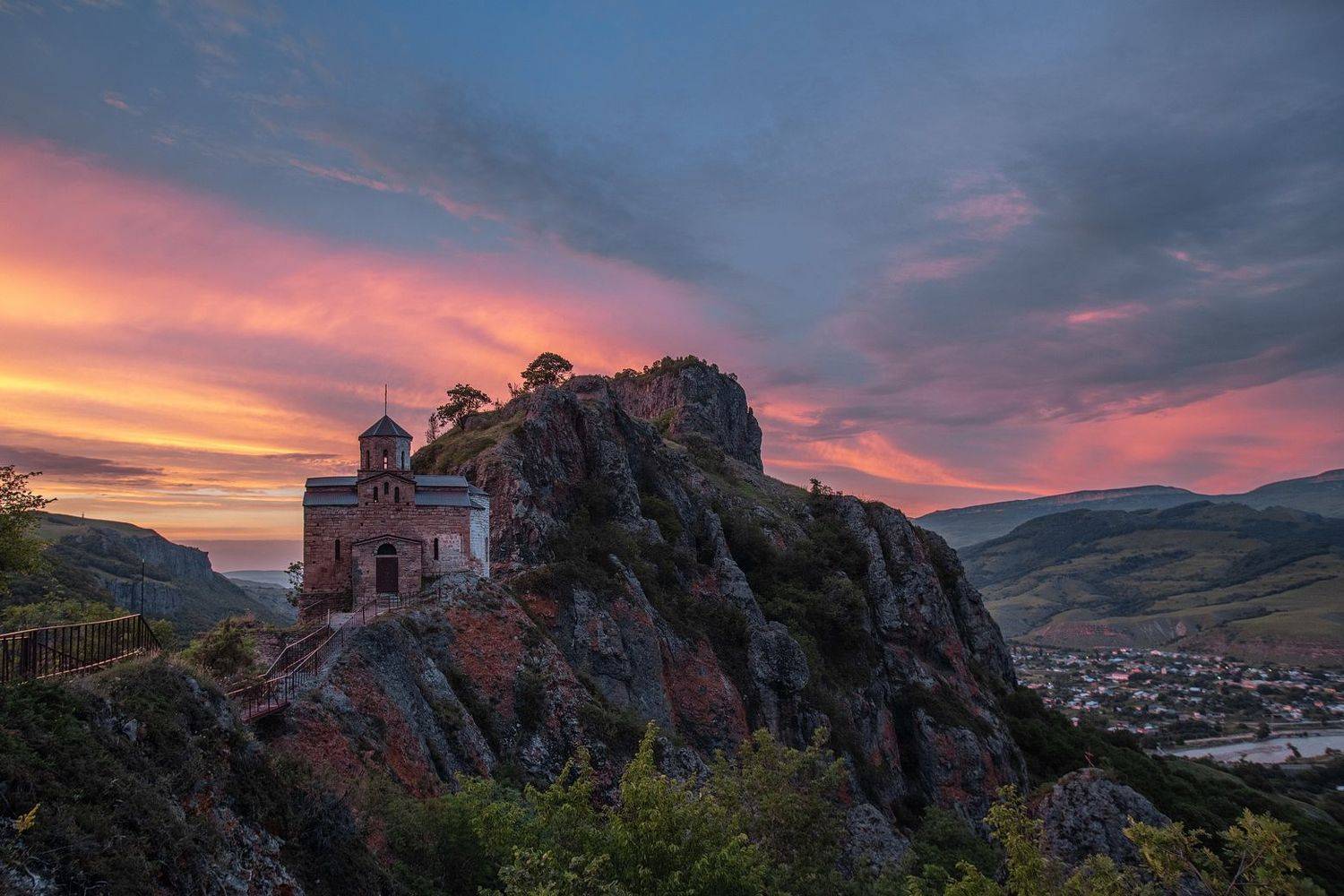 гора, рассвет, небо, плато, облака, утро, тучи, непогода, закат, вечер , слои, холмы, долина, дымка, храм, шоана, монастырь, церковь, Арсен Алабердов