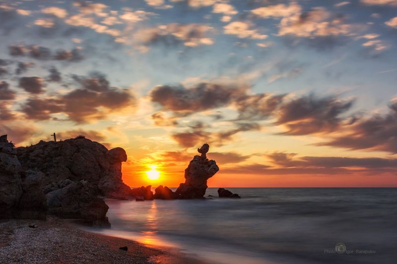скала петух,  генеральские пляжи,  вечер, бухта шкордовых, рифы, уступ, солнце, скалы, путешествие на автомобиле, природный парк караларский, природа, пляж, пейзаж, облака, небеса, лето, крым, крокодил гена,  камни, закат, дикий пляж, берег Мистический закат фото превью