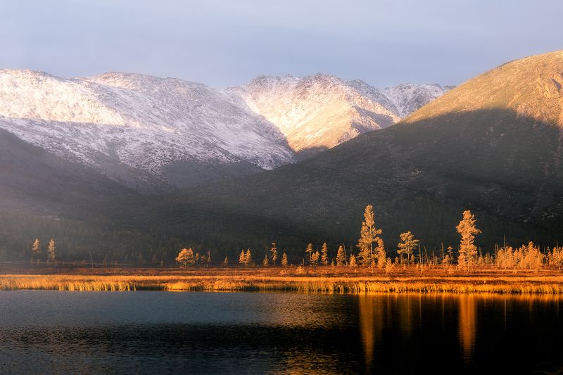 Колыма, горы, осень, озеро, путешествия, озеро Джека Лондона, фотографсрюкзаком Рассвет в горахphoto preview