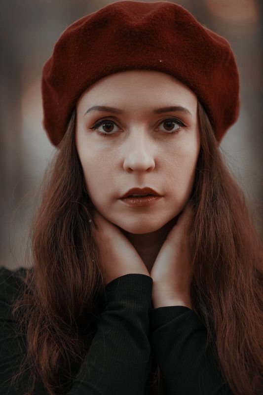 портрет, девушка, яркие акценты Девушка в беретеphoto preview