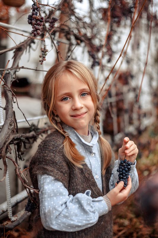 Девочка и виноградphoto preview