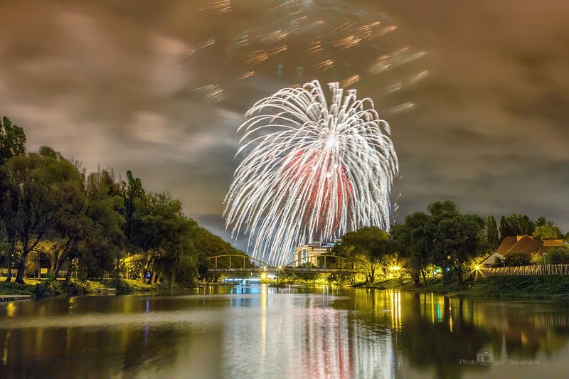 салют, река, везёлка, парк победы,  праздничный фейерверк, победа, пешеходный мост, освещение, облака, ночь, залпы салюта, день победы, 9 мая, ночная съёмка, городской парк, город, река везёлка, белгород, live for the story, Салют в честь Дня Победыphoto preview