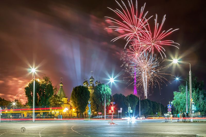 южный парк, церковь, храм, храмовый комплекс, уличное освещение, ночная съёмка, город первого салюта, город, белгород, улица, салют, праздничный фейерверк, перекрёсток,  залпы салюта, деревянная церковь, день города, городской парк, архитектура, Праздничный салют в Белгороде в честь Дня городаphoto preview