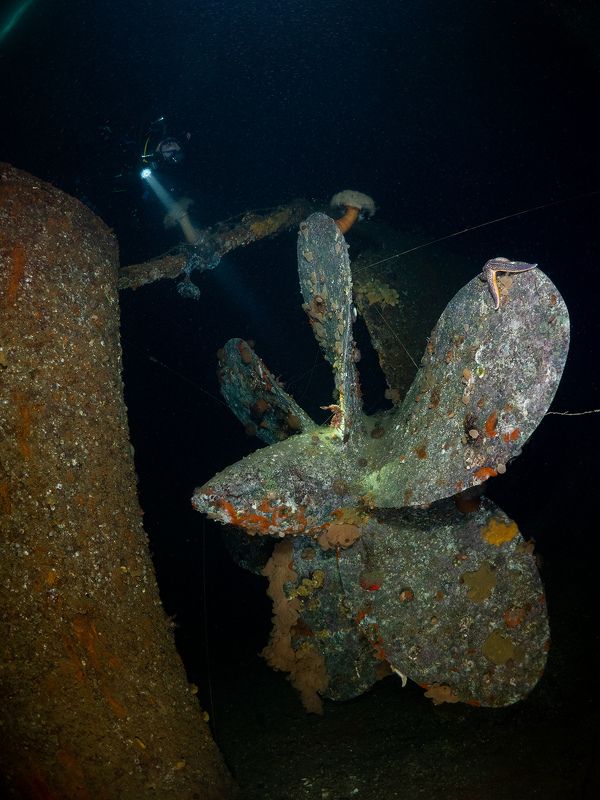 Магадан подо льдом У винта подводной лодкиphoto preview