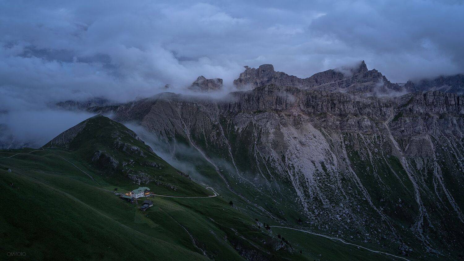 ,,, когда до тепла и ужина пол-часа пути :). Автор: Олег Мильбергер путь, тропа, доломиты, южный тироль, небо, горы, облака, непогода, туман, вечер, свет, Олег Мильбергер