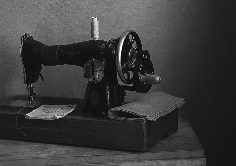 натюрморт, минимализм, черно-белый натюрморт, швейная машинка рабочая лошадка фото превью