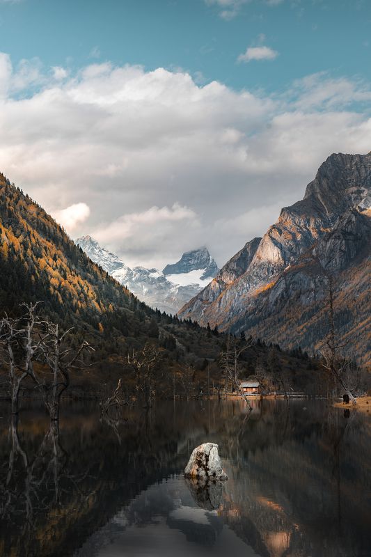 高原，湖泊，深秋，雪山，黄叶，倒影 湖光山色photo preview