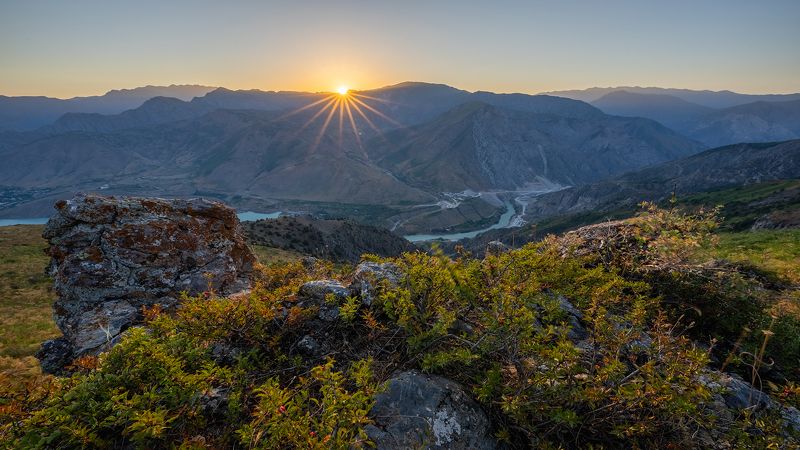 Рассвет в Чимганских горах (Узбекистан)photo preview