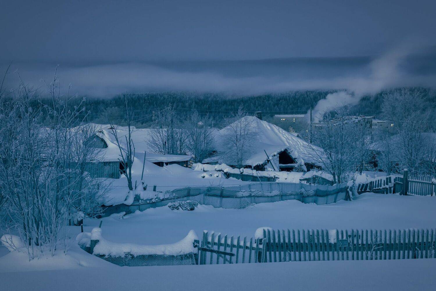 Предрассветная Губаха. Автор: Андрей Чиж зима, снег, губаха, город, ночь, огни, туман, дома, пермь, Андрей Чиж