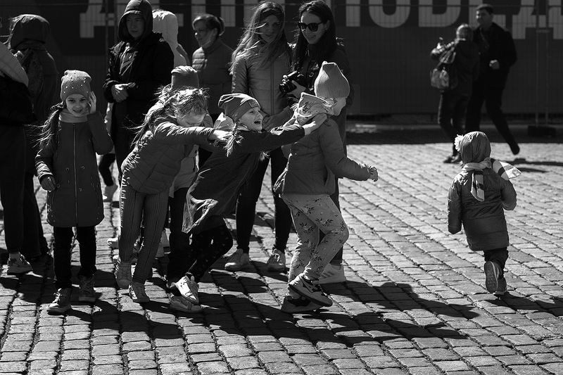 чб фото, уличное фото, красная площадь и дети, эмоции Про детство фото превью