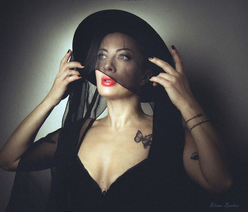 Женщина в шляпеphoto preview