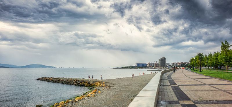 новороссийск, пляж, набережная, панорама, улица,тучи, цемесская бухта,  россия, бухта, берег, побережье, чёрное море, путешествие, путешествия по россии, дождь, небеса Набережная Адмирала Серебрякова в Новороссийскеphoto preview