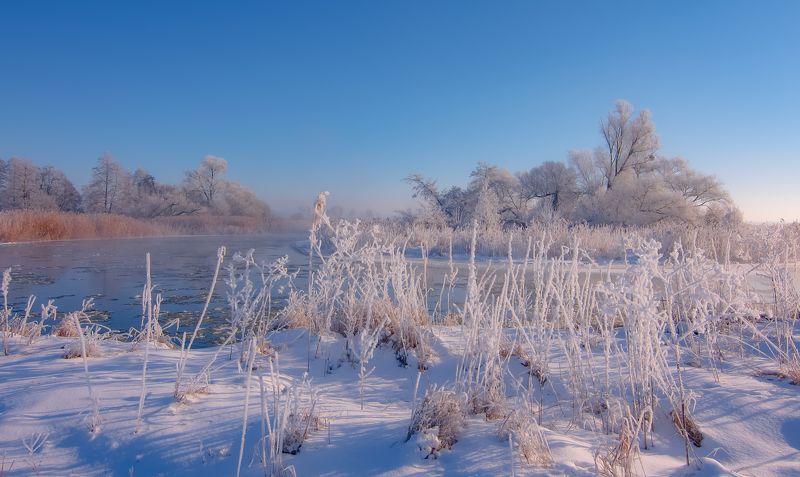 Winter, river, Gwda, snow, water, trees, frost, morning, sky, sub-zero temperature, winter atmosphere, light, fog Winter on the Gwda riverphoto preview