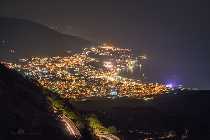 ялта, ялта с высоты, ночной город, ночная ялта,  ночной серпантин,  чёрное море, путешествие на машине, путешествие на автомобиле, крым, достопримечательности крыма, дорога,  город, береговая линия, ай-петри, travel by car, live for the story Ялта не спитphoto preview