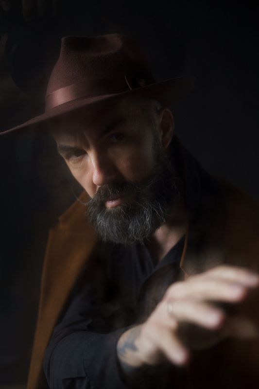 брутальный, мужской, красноярск, мужчина, нерозя, портрет, серьезный Сквозь стеклоphoto preview