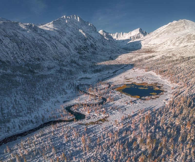 озеро джека лондона Сентябрь. Снег. Пила.photo preview