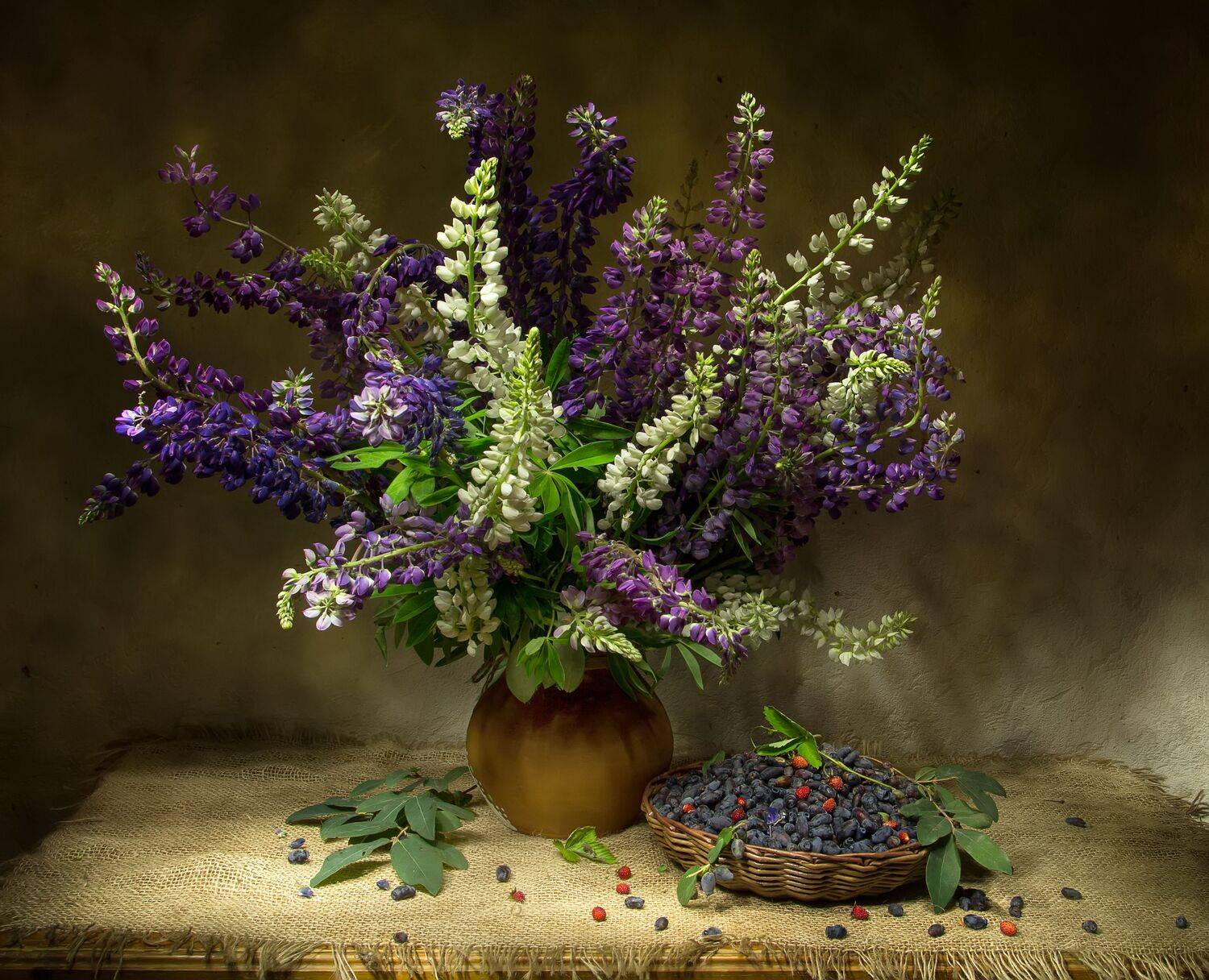 С жимолостью.... Автор: Татьяна Феденкова натюрморт, жимолость, люпины, Татьяна Феденкова