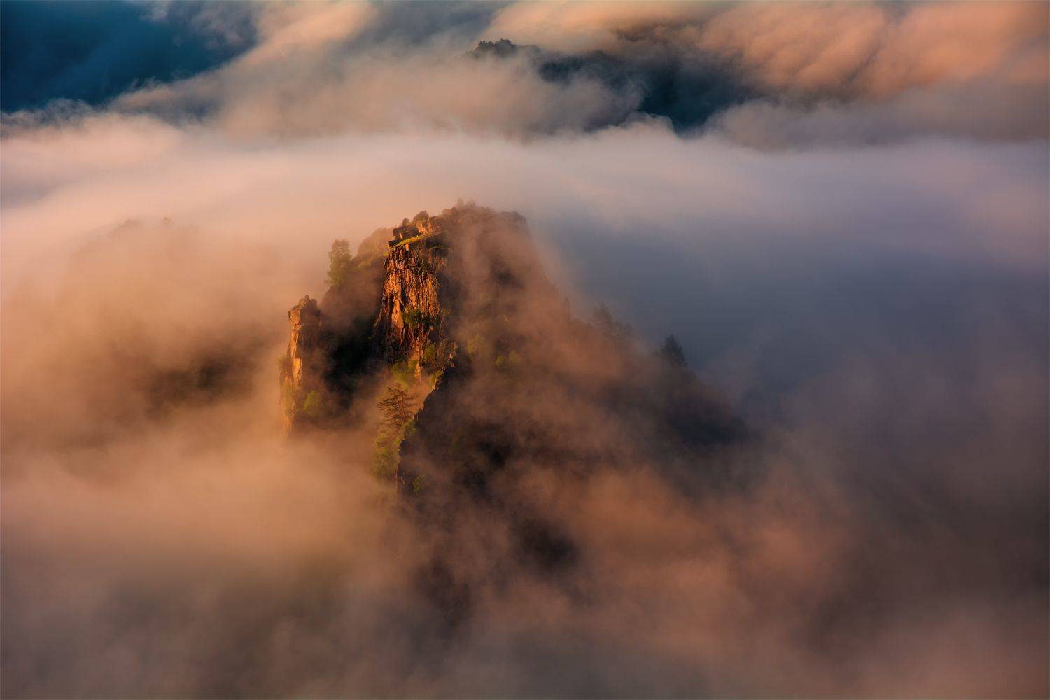 Парящие горы. Автор: Альберт Беляев природа, пейзаж, горы, кавказ, природа россии, дикая природа, восход, свет, облака, рассвет, лето,, Альберт Беляев