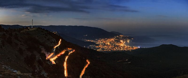 ялта с высоты, ялта, чёрное море,  путешествие на автомобиле, панорама, ночной серпантин, ночной город, ночная ялта,  крым, достопримечательности крыма, дорога, трасса, город, береговая линия, ай-петри,  travel by car, live for the story, Ночной серпантин на Ай-Петриphoto preview