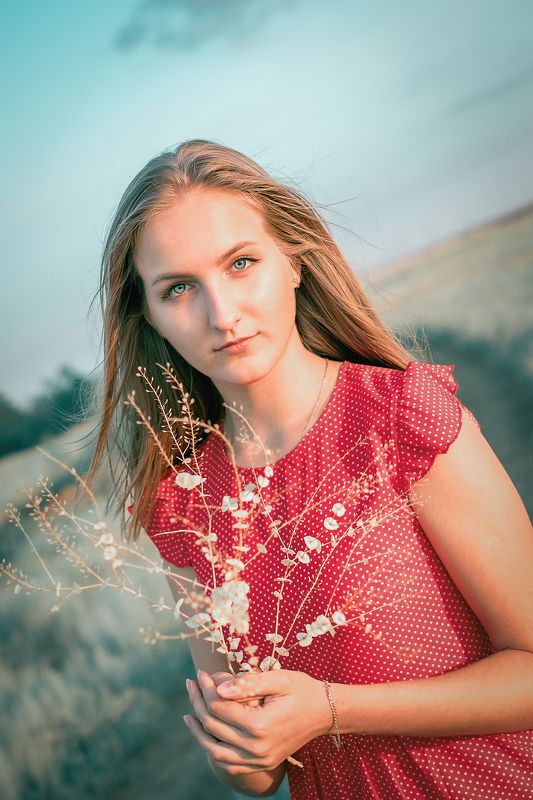 портрет, девушка Любовьphoto preview