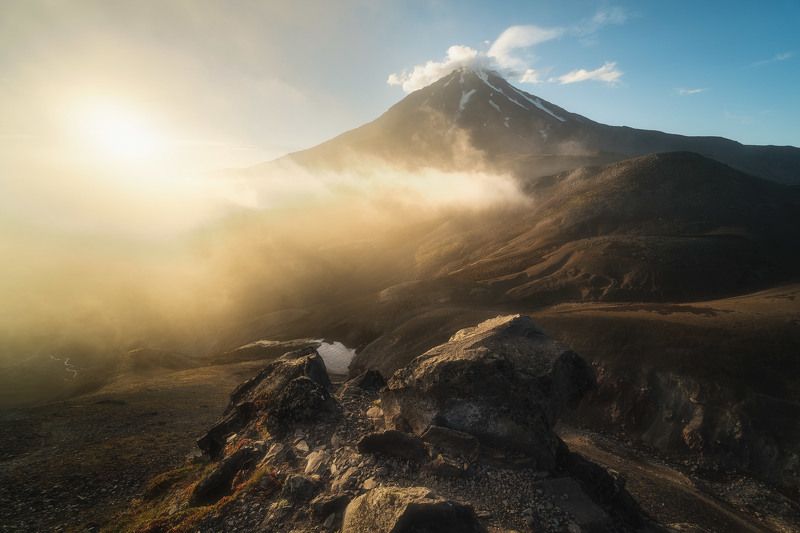 россия, камчатский край, камчатка, пейзаж, природа, лето, полуостров, закат, дальний восток, вулкан Укрываясь облакамиphoto preview