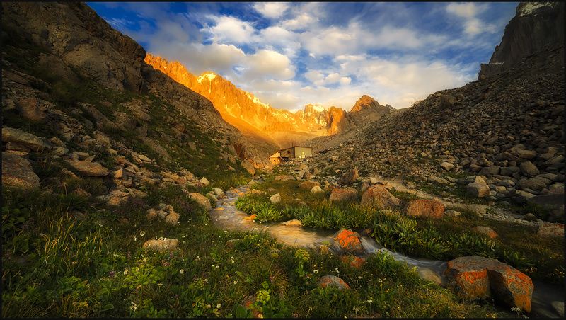 В горах Киргизии, Хижина Рацекаphoto preview