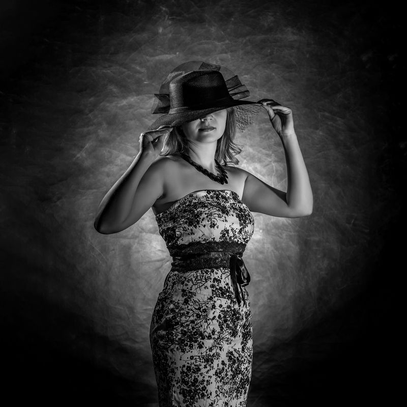 Девушка в шляпеphoto preview