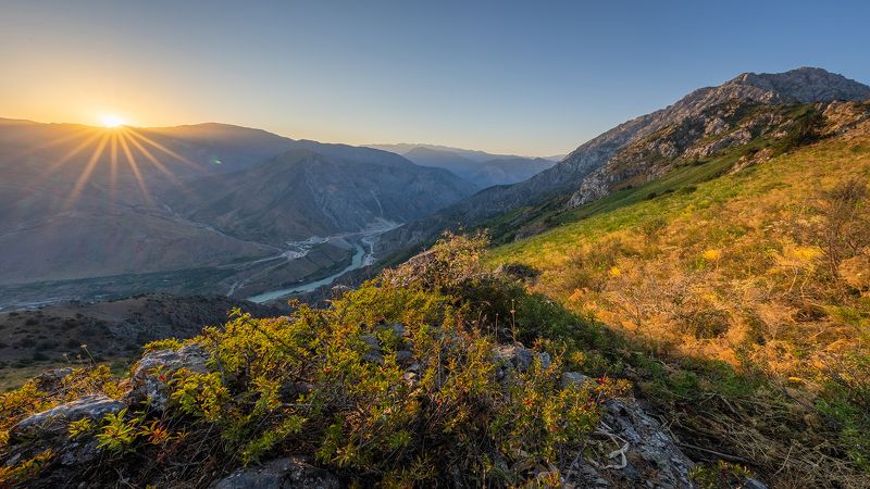 Чемганские горы (Узбекистан)photo preview