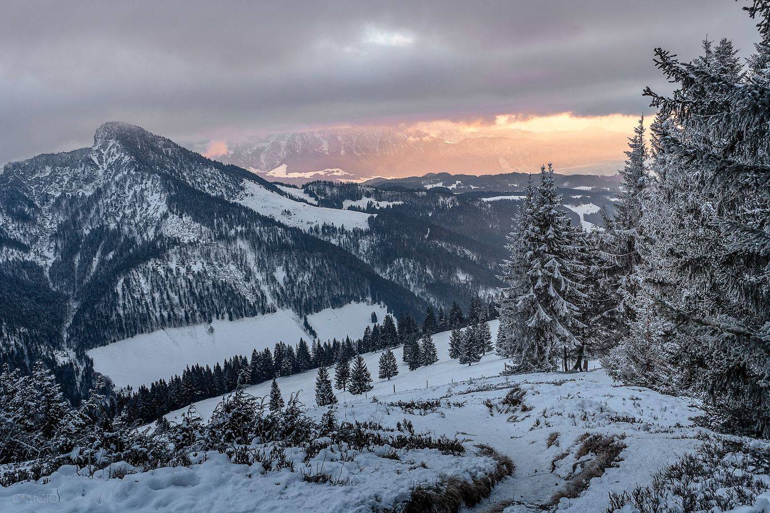 Просвет. Автор: Олег Мильбергер просвет, закат, горы, снег, облака, бавария,, Олег Мильбергер