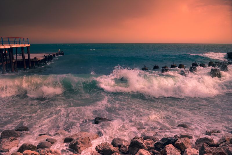 море шторм закат И бьется о камни волнаphoto preview