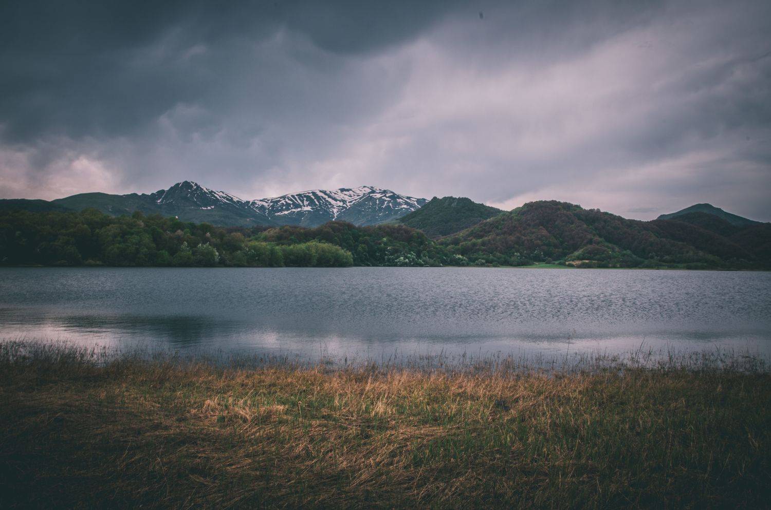 Озеро на фоне гор.. Автор: Сармат Батагов южная осетия, осетия, горы, озеро, пейзаж, весна, день, Сармат Батагов