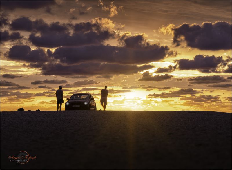 Встречающие рассветphoto preview