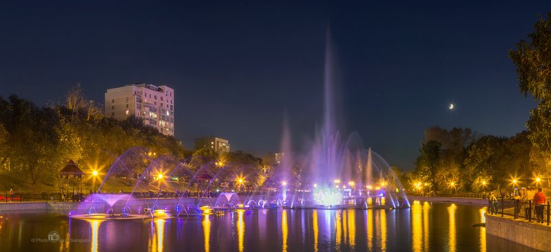 хабаровск, городские пруды, фонтан, ночь, панорама, пруды,  городской пейзаж, представление, месяц, вечерние огни,  дальний восток, осень, ночное освещение,   танец, городской парк Фонтаны на городских прудах в Хабаровскеphoto preview