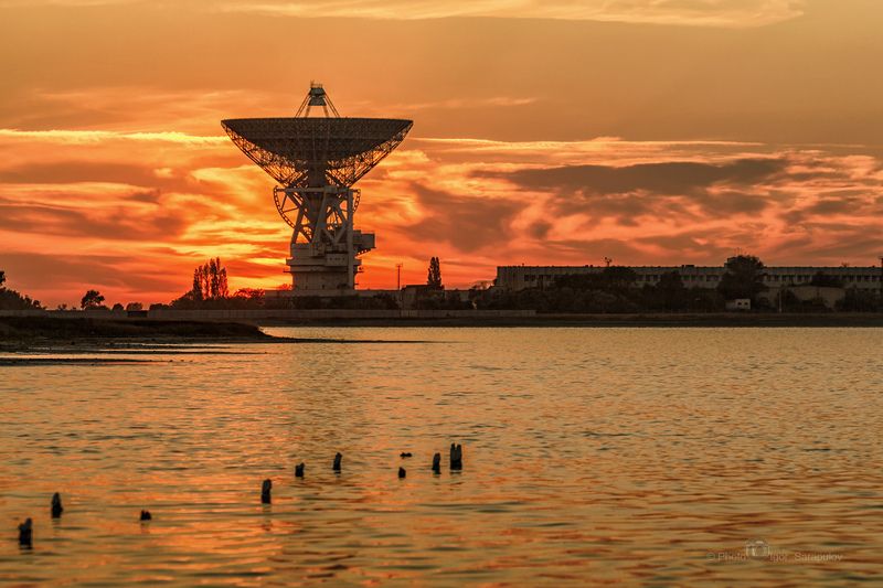 телескоп, соленое озеро, радиотелескоп, радар, путешествия, путешествие на машине,  озеро, озеро тереклы, молочное, лето, крым, закат, евпатория, достопримечательности крыма, вечер,береговая линия,  travel by car, live for the story, Радиотелескоп РТ-70 на закатеphoto preview