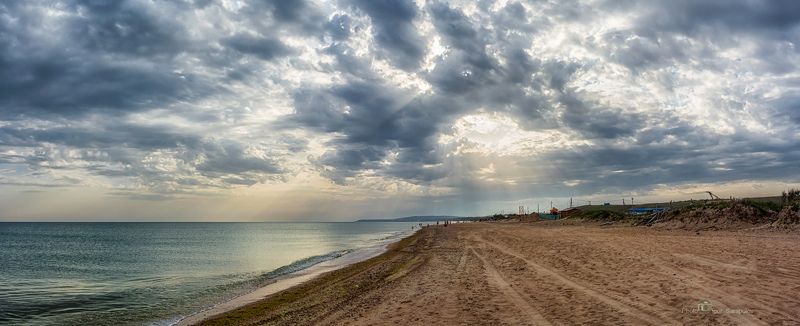 небесная дыра, чёрное море, бугазская коса, таманский полуостров, веселовка, кизилташский лиман, тучи, путешествие на автомобиле, путешествие, побережье, пляж, песочный пляж, песчаный пляж,  песок, панорама,  отмель, отдых на море, небесная канцелярия Небесная дыра над Бугазской косой фото превью