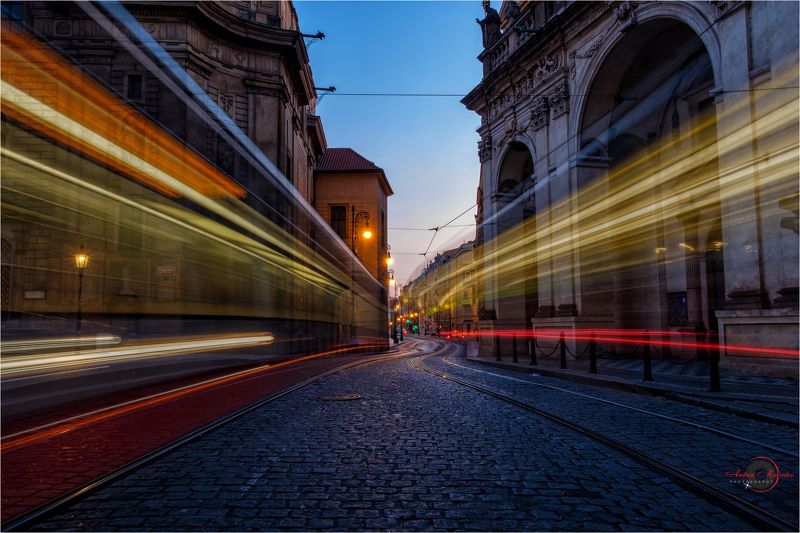 Прага. Два трамвая на рассвете.photo preview